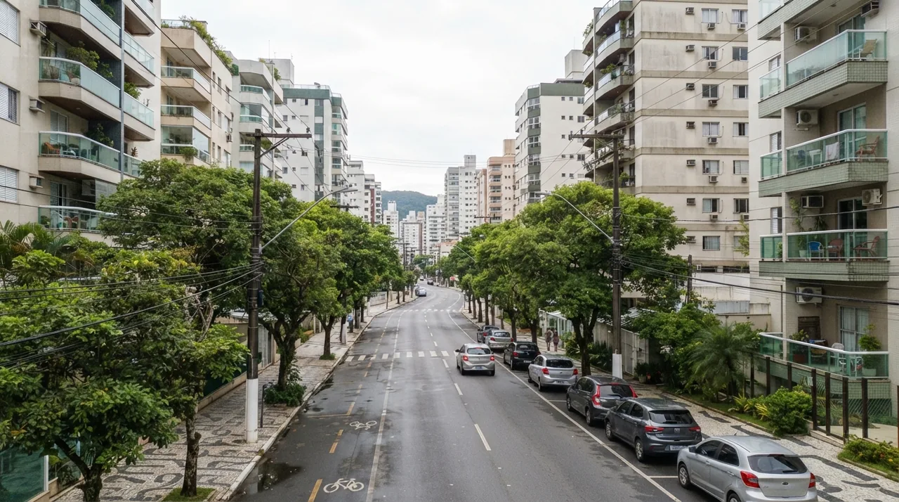 Rua residencial em Balneário Camboriú