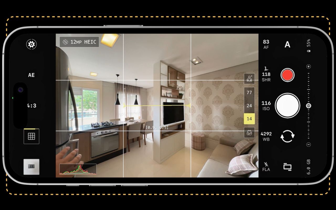 Tela do celular durante um ensaio em POV: app de câmera capturando a sala e a cozinha integradas, com grade, ajustes e histograma visíveis