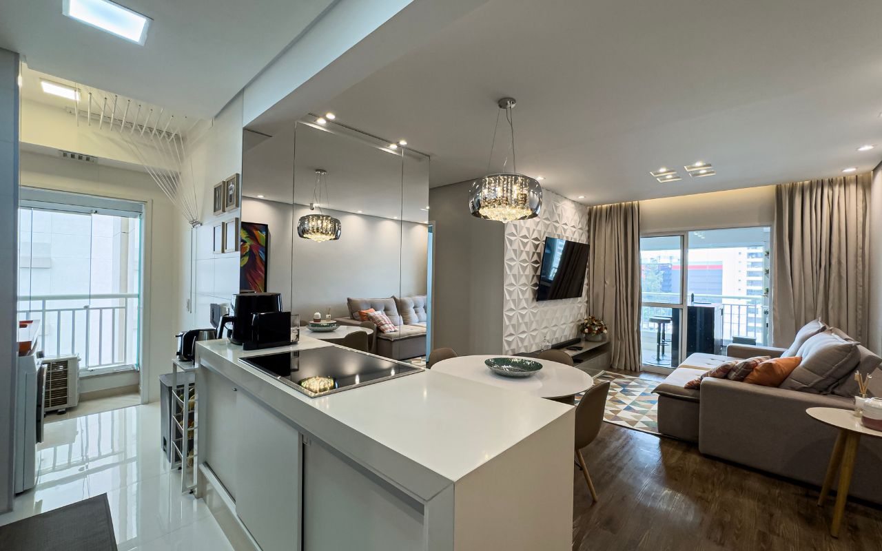 Sala em primeiro plano com a cozinha visível ao fundo