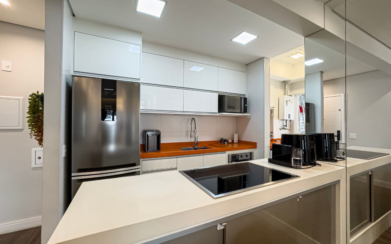 Cozinha integrada com bancada e eletrodomésticos
