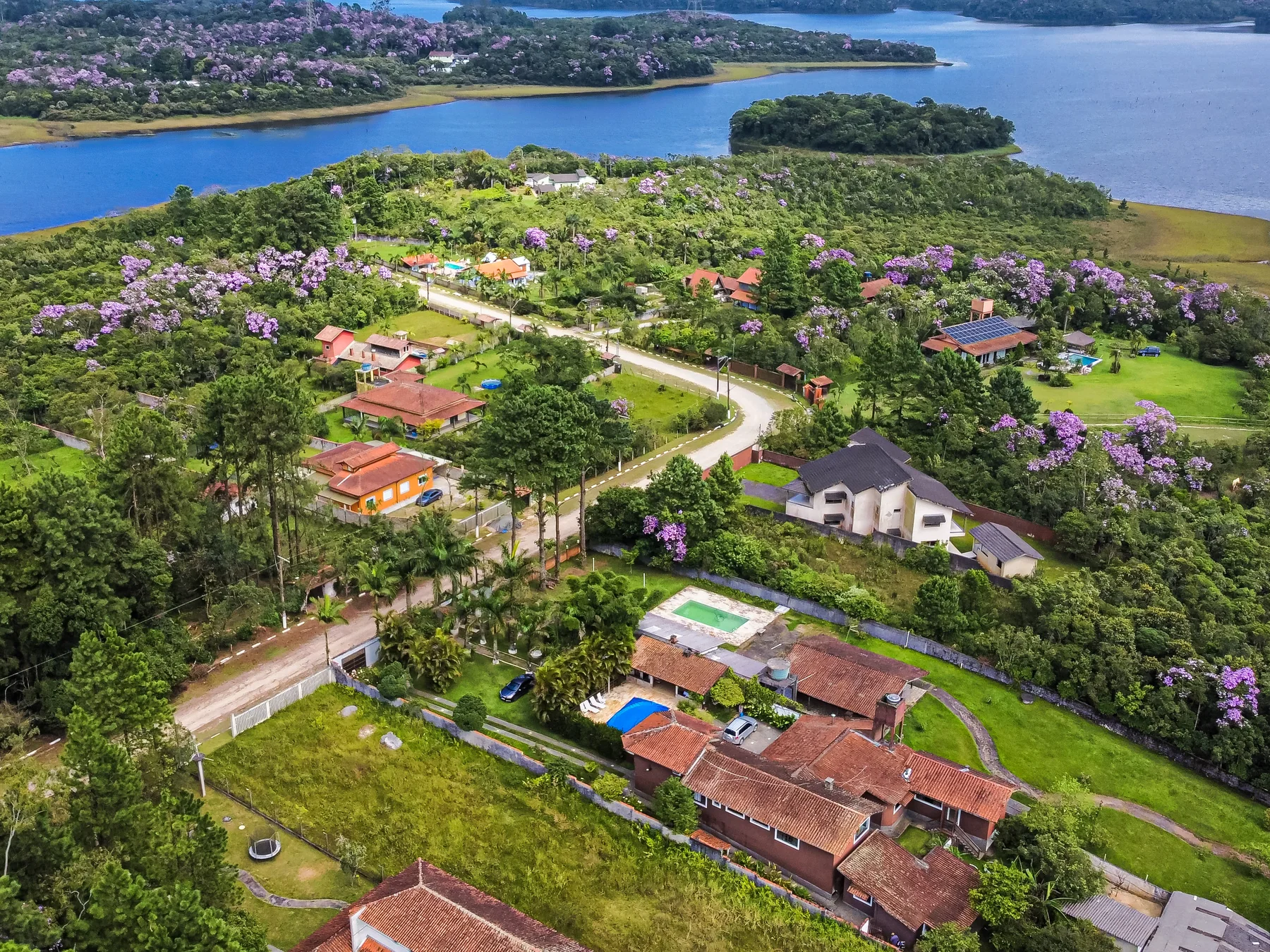 Área residencial e verde vista do alto