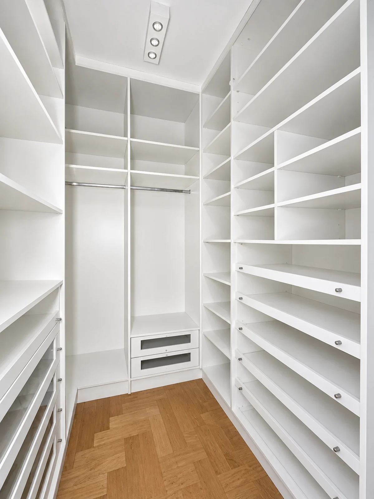 Closet vazio e iluminado depois da edição por IA